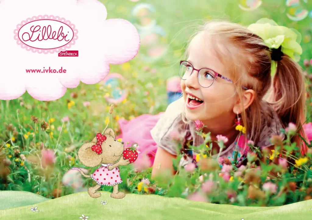 Ein blondes Mädchen trägt eine rosa Brille und liegt in einer Blumenwiese.